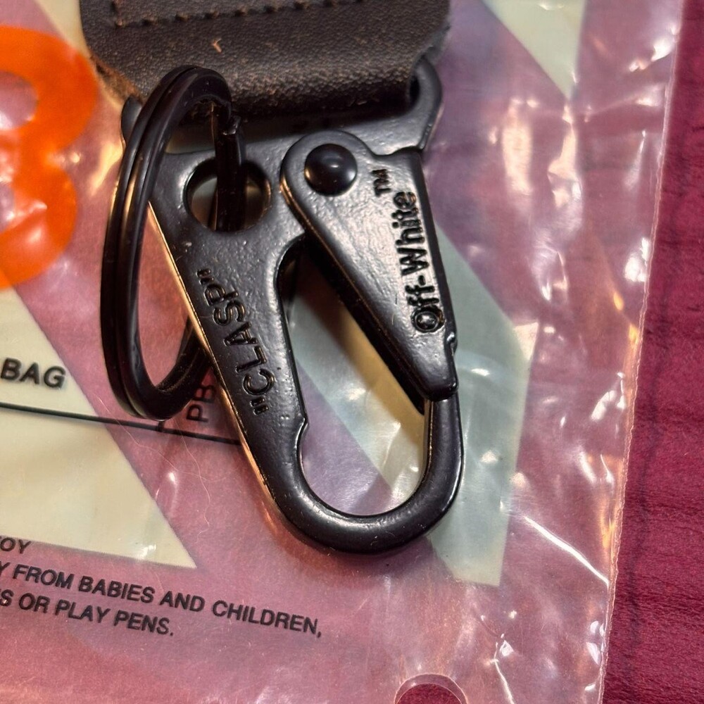 🫐 Blue | Off-White | Keychain - Picture 3 of 5